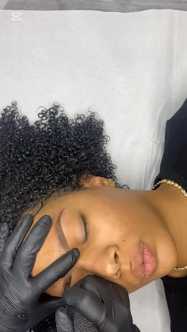 Trucco permanente sopracciglia 🫧

Tecnica: Soft Powder Brows 🖤

Il segreto del gradiente perfetto? Delicatezza e tanta pazienza.

Scopri tutte le tecniche di trucco permanente che offre Brow Bar Pavia (link in bio).